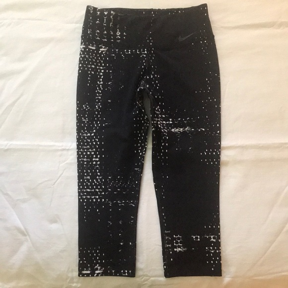 NIKE Dri Fit BLACK & WHITE Capri Leggings Sz M - Picture 1 of 13
